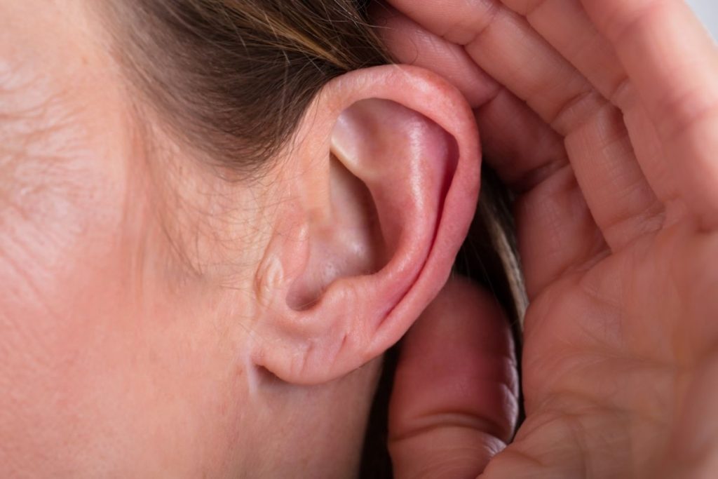 Kobieta przed operacją plastyczną uszu w Gdyni